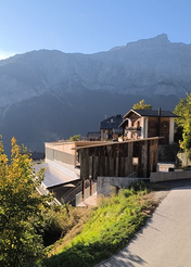 Neubau Busterminal und Gemeindehaus in Albinen, Ausführung Baumeisterarbeiten, Sichtbeton, Bauunternehmung im Wallis, Familienbetrieb, Sichtbetonspezialist
