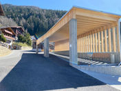 Neubau Busterminal und Gemeindehaus in Albinen, Ausführung Baumeisterarbeiten, Sichtbeton, Bauunternehmung im Wallis, Familienbetrieb, Sichtbetonspezialist