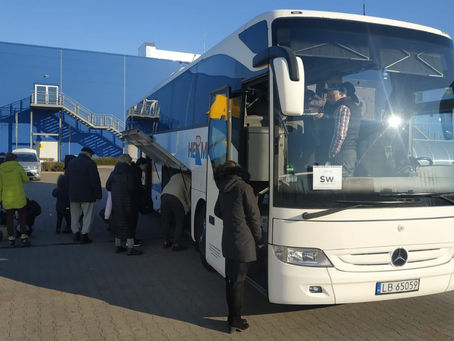 SW. fleta autobuses para traer refugiados ucranianos a España