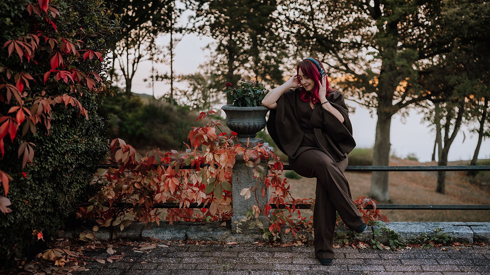 Therese Willén från Pure Imperfection lyssnar på ett guidat ljudspår i naturen och visar hur meditation och återhämtning kan bli en naturlig del av vardagen.