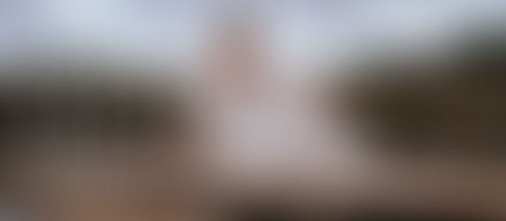 Porträtt av kvinna som sitter på en brygga avslappnad, trygg och närvarande