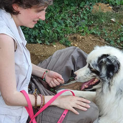 julie avec un chien en laisse  sur Sénart