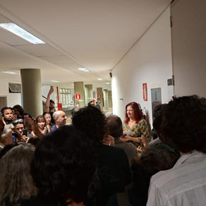Em homenagem a Malu Ribeiro, Facom da UFJF inaugura o palco do auditório com uma programação multicultural