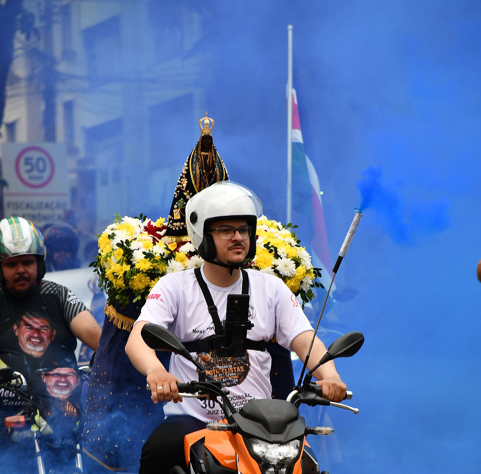 Caio Henrique Sarmento Siqueira conduziu a moto com a imagem de NS Aparecida na 30ª Motociata - Foto: Arquidiocese de Juiz de Fora