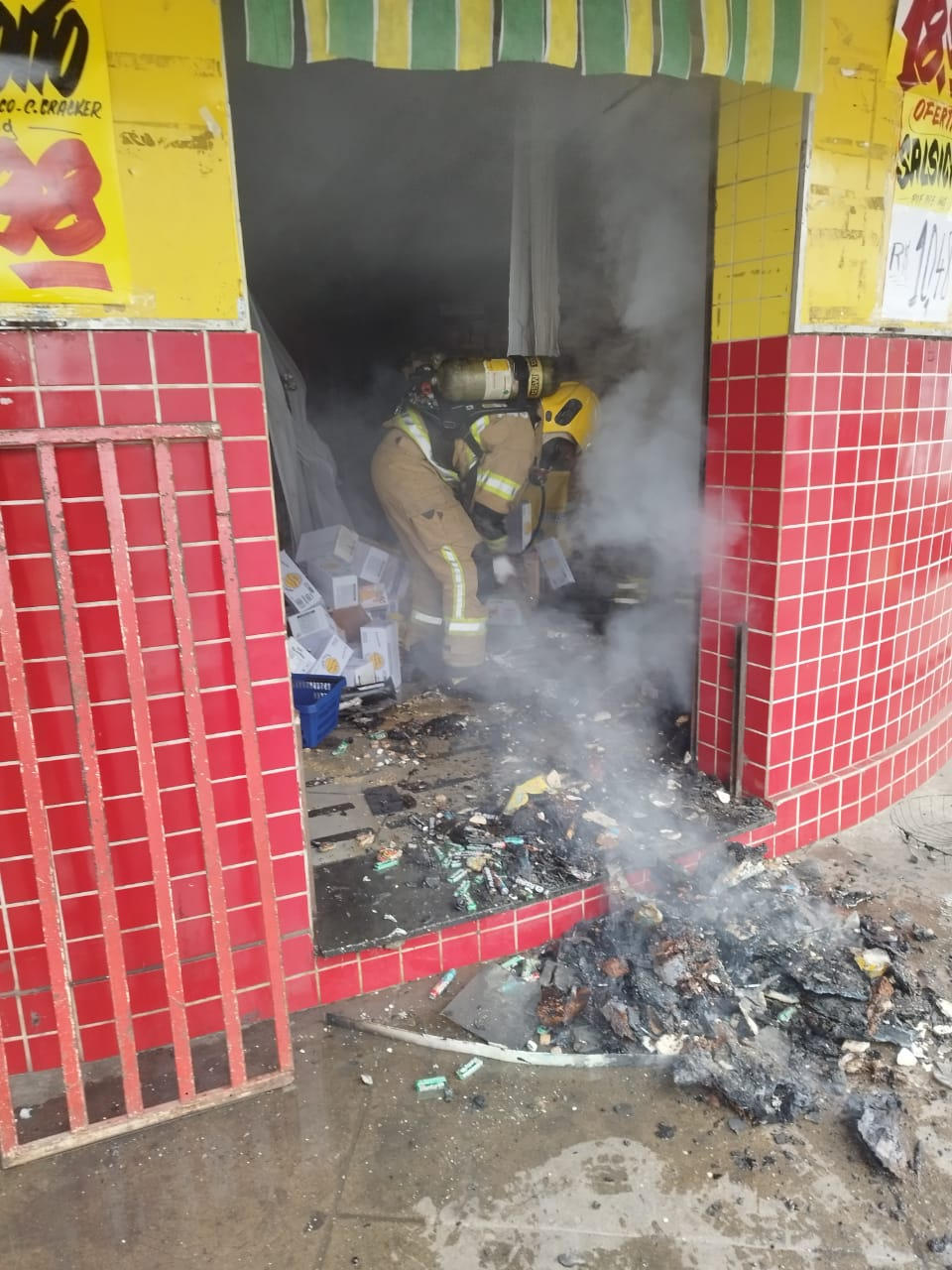 Bombeiros combatem incêndio em Benfica