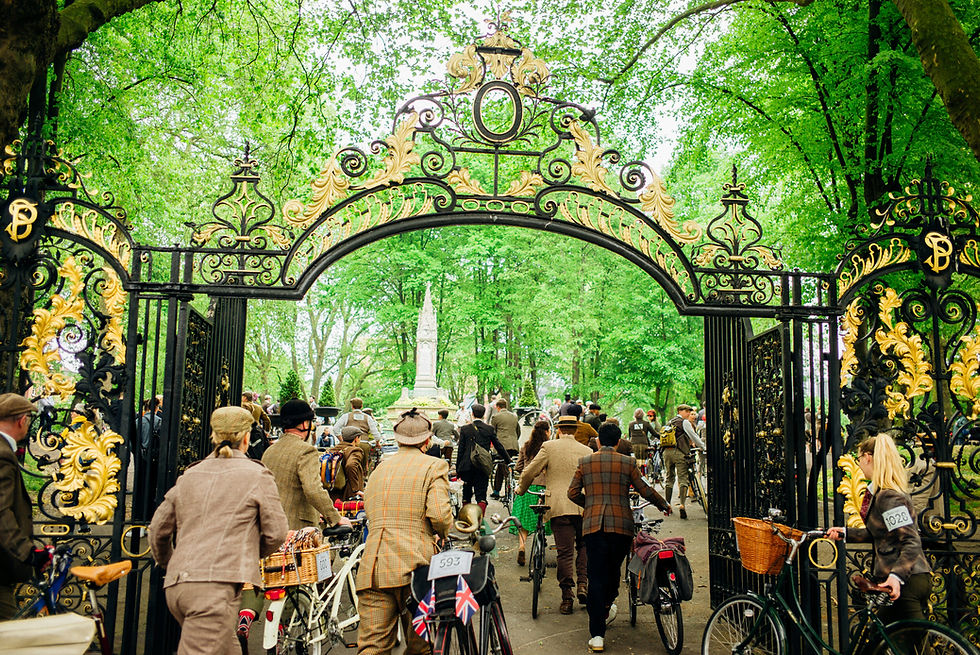 The Tweed Run entering Hyde Park