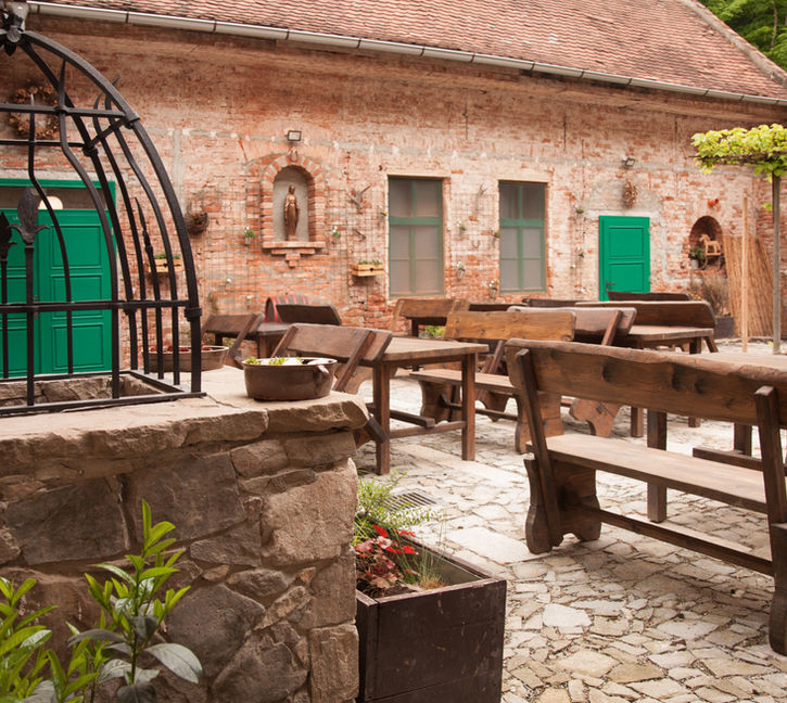 V létě je na Staré prádelně k dispozici venkovní terasa až pro 50 hostů.