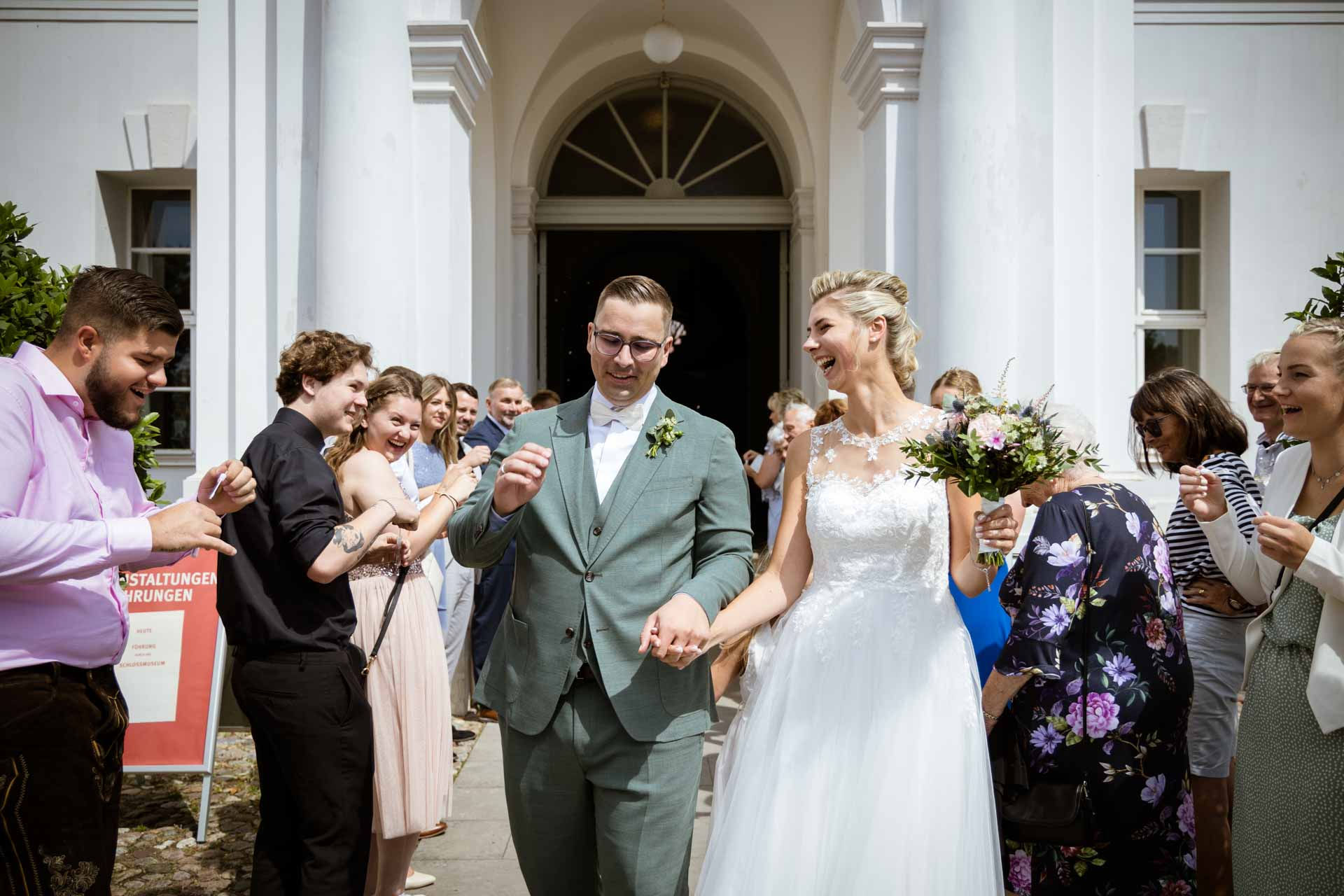 Hochzeitsfotograf Oranienburg, Hochzeitsfotos Oranienburg, Hochzeit im Standesamt Schloss Oranienburg, Gratulationen, Schloss Oranienburg
