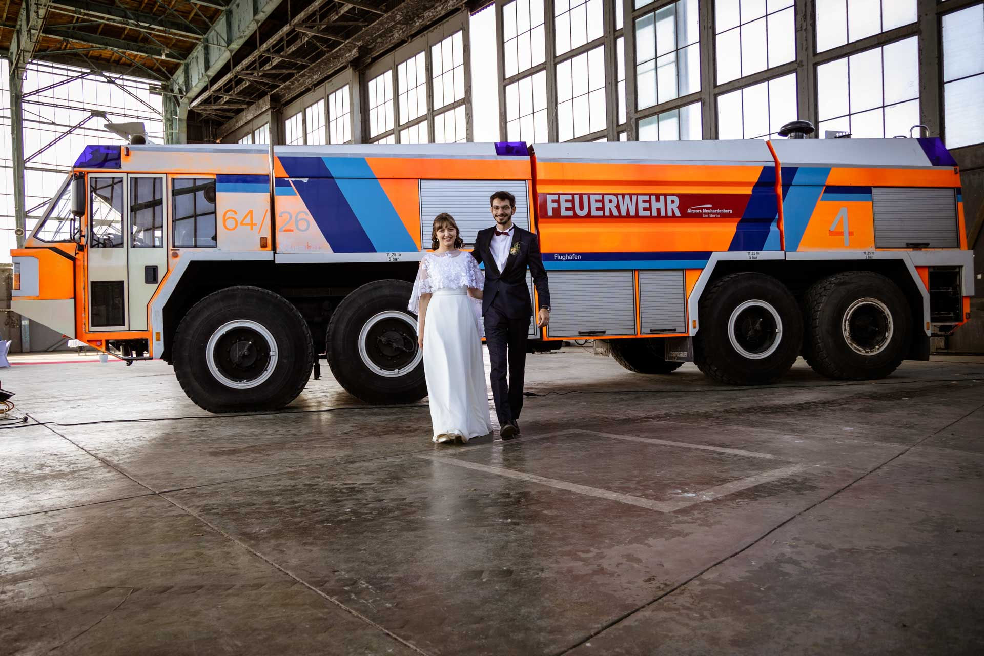 Hochzeitsfotografin Hochzeit im Hangar Neuhardenberg, Brautpaarfotos, Feuerwehr