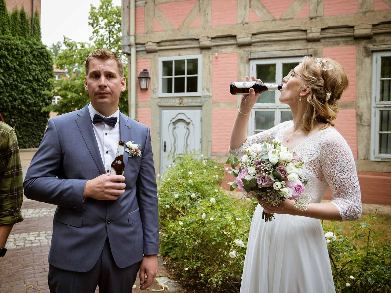 Hochzeitsfotos Standesamt Hitzacker, nach der Trauung, Feuerwehr, Freunde, Gratulationen