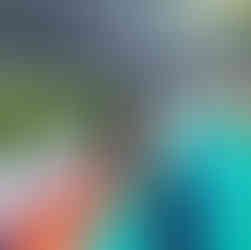 Menino patinando com proteção na cabeça