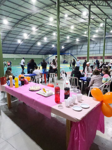 Pista de patinação recreativa! Todos os Domingos 18 h às 20 h! Grupo Gold Roller Cwb. Venha patinar conosco! Todos são bem vindos! Av Ayrton Senna da Silva, 2650. Pinhais. PR. Contribuição 20,00 por Patinador. Assistir não paga! Cadeirantes criança são bem vindos e não precisam contribuir! Temos patins para alugar! O local tem lanchonete, messas para a família, telão (tv) Um espaço fantastico para patinar!