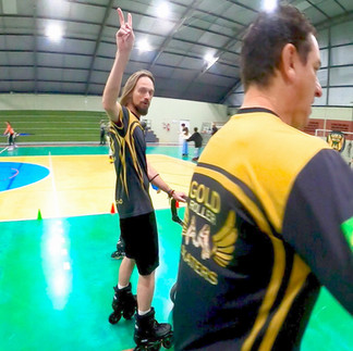 homem patinando e elventando a mão