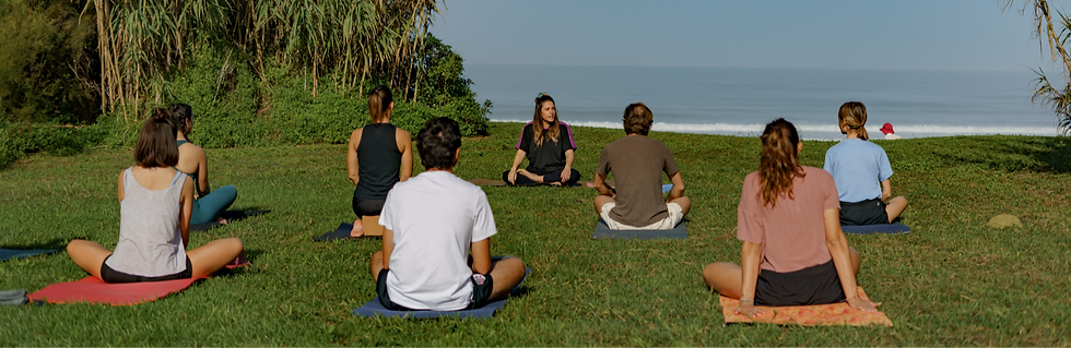 Séance de yoga et mobilité face à l'océan.