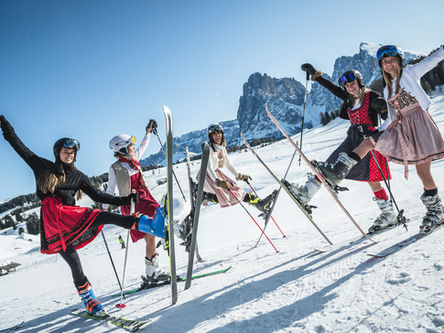 Am 8. März ist Dirndl Ski Day im Val Gardena