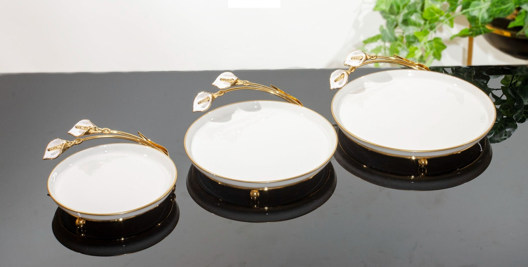 White Lilly Round Serving Platter (1-Piece Medium)