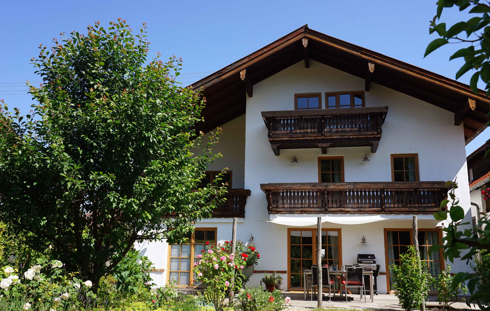 Ferienwohnung-Marquartstein-Yoga-Auszeit-Chiemgau-Achental-Chiemsee_Haus_außen-mit-Rosen.j