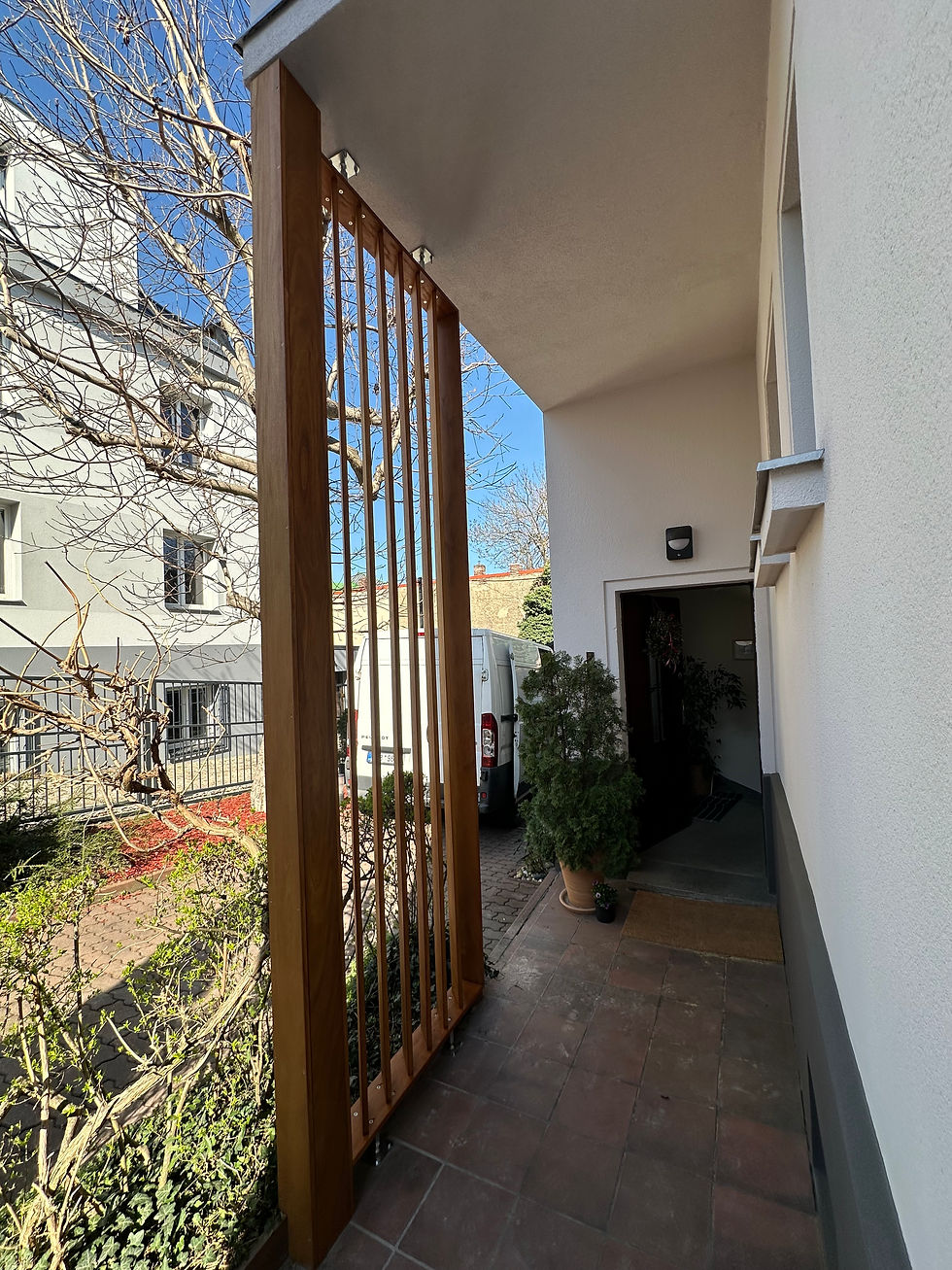 Výroba a montáž dekoračního prvku do vstupu