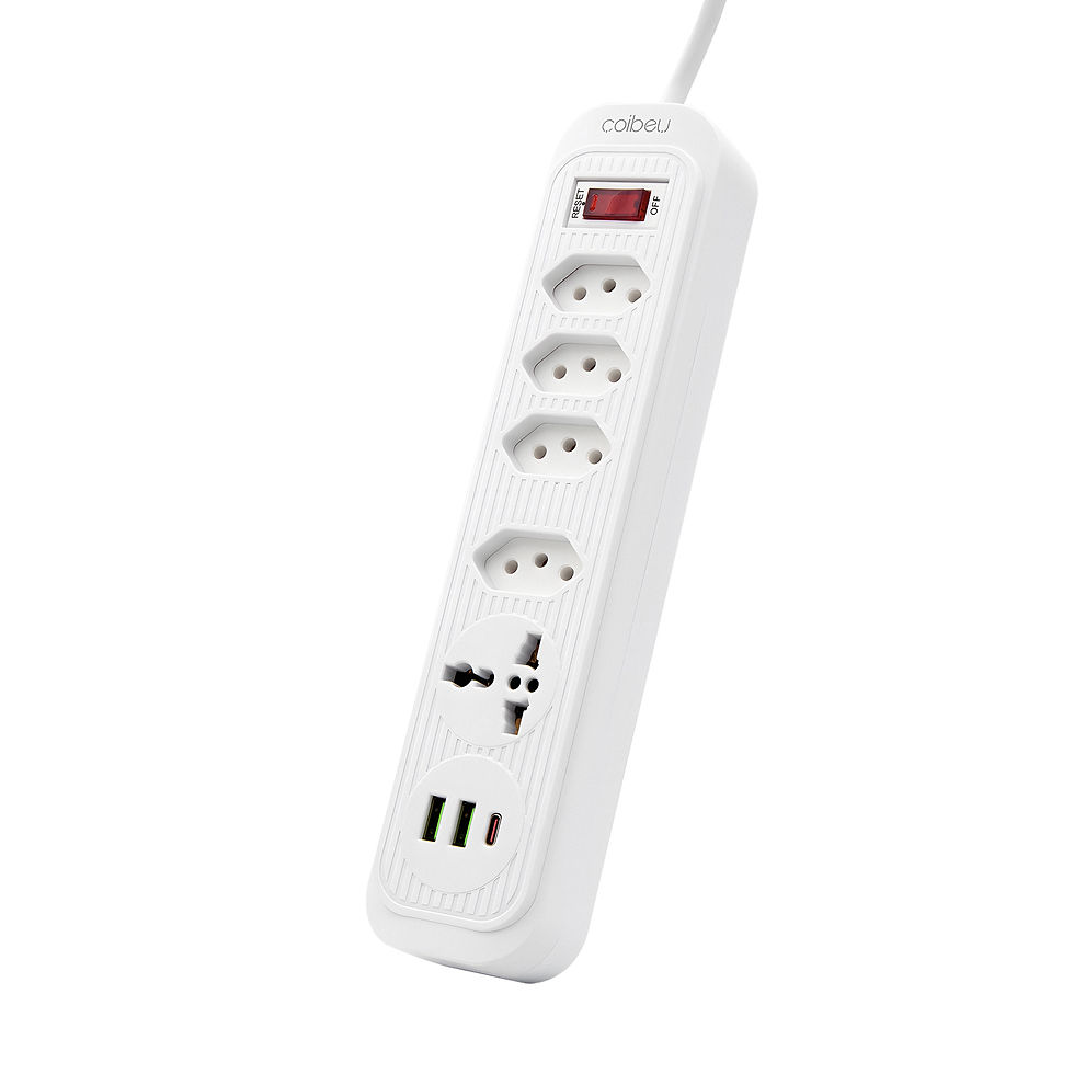 Miniatura: Extensão elétrica branca com quatro tomadas e portas USB