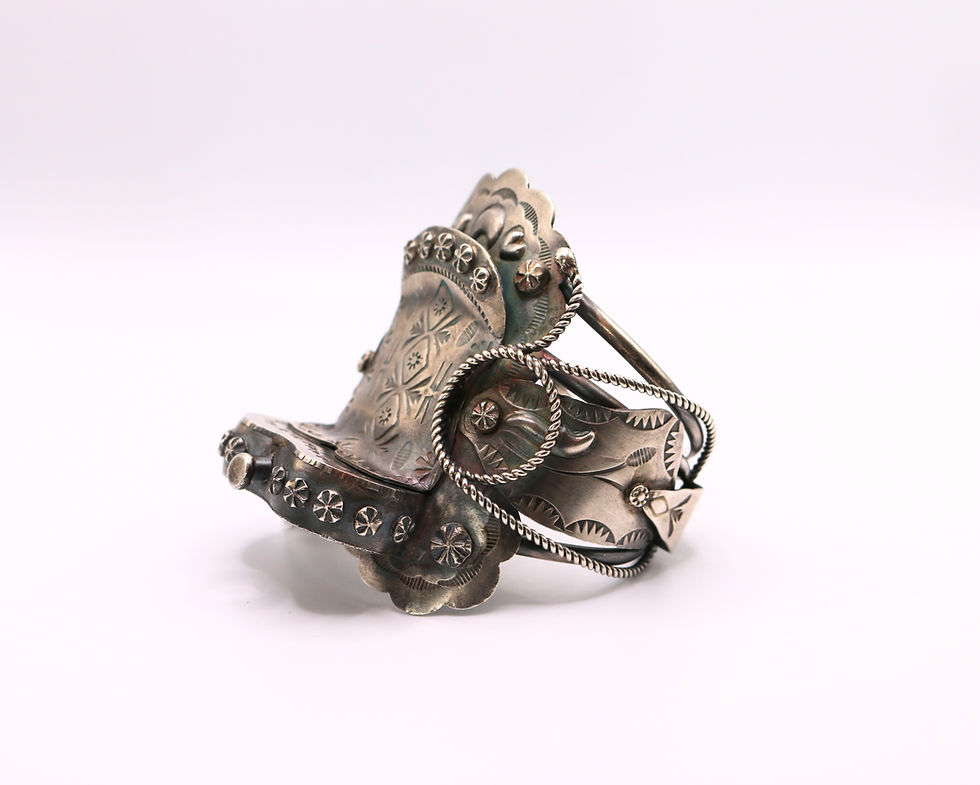 Thumbnail: Saddle bracelet