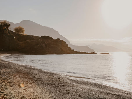 une plage intime et secrète dans le sud de la crête pour un renouvellement de voeux inoubliable, le sable chaux, le soleil qui se reflète sur l'eau, en grèce, on troue des paradis caché que je garde secrètement dans le catalogue confidentiel de l'agence Grèce Mon Amour