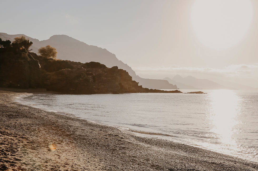 Credit photo : @Meril Montagne - Organisation : Agence Grèce mon amour - un paysage de rêve en grece, avec la lumière du soleil qui se reflète dans la mer Egée, un cadre magnifique pour une cérémonie de mariage.