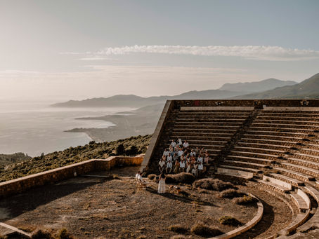 Une cérémonie intimiste dans un ancien théâtre Antique en grèce - Lieu secret de l'agence Grèce mon amour. Crédit photo : DMK destination Art