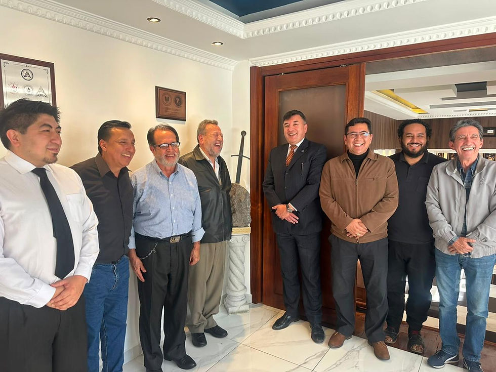 Visita fraternal y entrega de un presente para la G.M. por parte de la B.R.L.S. Juan Montalvo No. 27 encabezada por su V.M. Jorge Sotomayor del Or. de Ambato al M.R.G.M. Carlos Iglesias Delgado