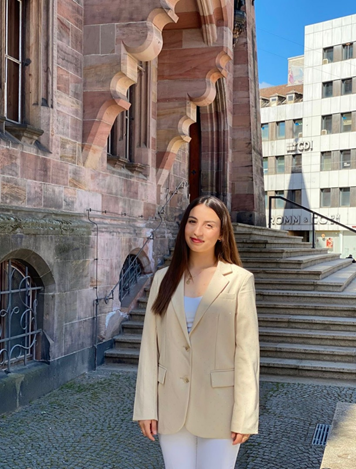 Rinesë Shala, - Universiteti i Prishtinës “Hasan Prishtina”,                                                                 Universiteti pritës:   Universität des Saarlandes, Gjermani                                                                                         “Kjo është një prej përvojave më transformuese që kam përjetuar si studente e drejtësisë. Të jetosh dhe studiosh në një vend tjetër nuk është vetëm një mundësi akademike – është një sfidë personale, një aventurë kulturore dhe një mundësi për t’u rritur përtej asaj që mund ta imagjinoja më parë. Çdo ditë më sjell diçka të re: mësime nga një sistem tjetër arsimor, miqësi ndërkombëtare, dhe ndjenja e fuqishme që jam pjesë e një Europe të bashkuar nëpërmjet dijes dhe bashkëpunimit. Përtej njohurive akademike, kjo eksperiencë më ka ndihmuar të dal nga zona e rehatisë, të ndërtoj vetëbesimin dhe të krijoj lidhje ndërkulturore që besoj se do të më shoqërojnë gjatë gjithë jetës. Erasmus+ për mua nuk është thjesht një program shkëmbimi – është një mundësi për t’u rritur, për të zgjeruar horizontin dhe për të parë botën me një perspektivë më të gjerë. Jam e lumtur që jam pjesë e këtij rrugëtimi dhe e gatshme ta ndaj me të tjerët për të frymëzuar më shumë studentë që të aplikojnë.”