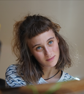 Johana Bártová (1997) Režisérka_ dramaturgyně Vystudovala SPŠG Hellichova v oboru fotog