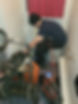 Un technicien dans une douche