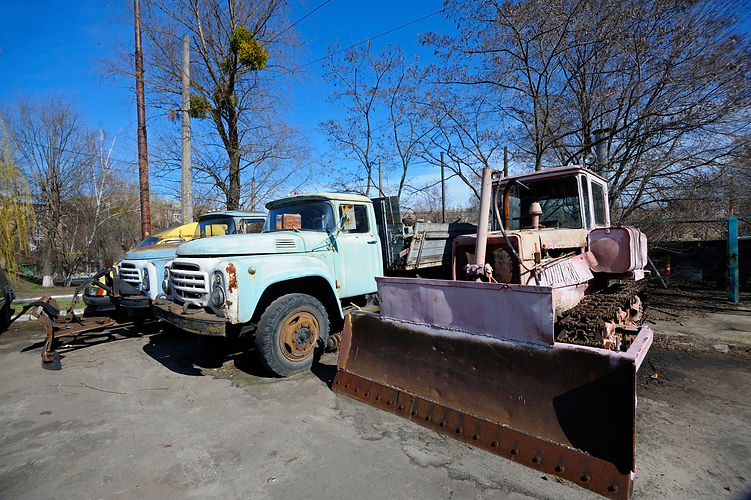 De vieux véhicules rouillés