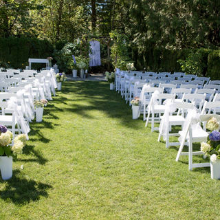 A picture of the seating arrangement of a wedding