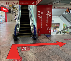 エスカレーター前SQ.jpg