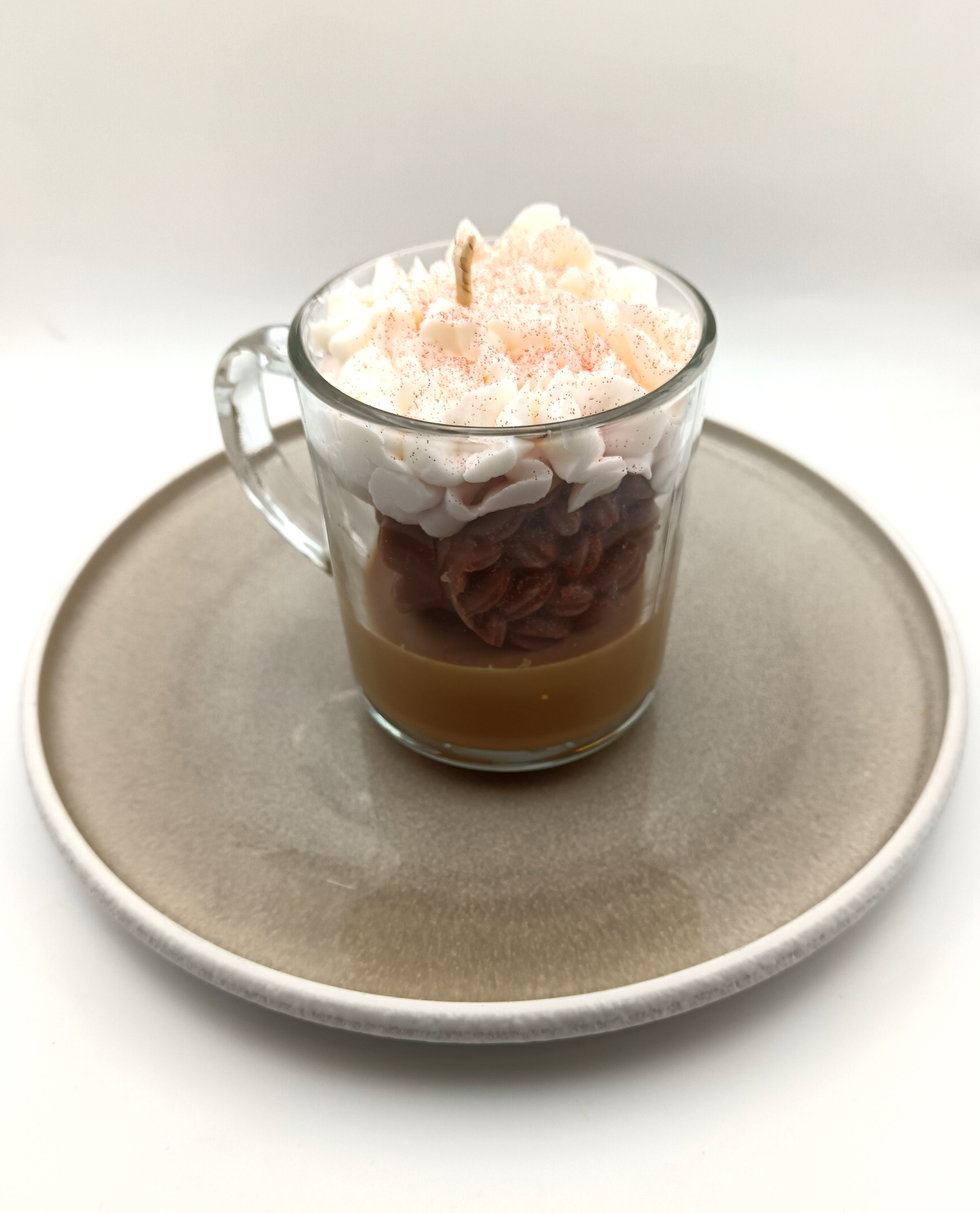 Bougie "L’instant café", parfum cappuccino présentée dans une tasse en verre, avec couches de cire couleur café et crème
