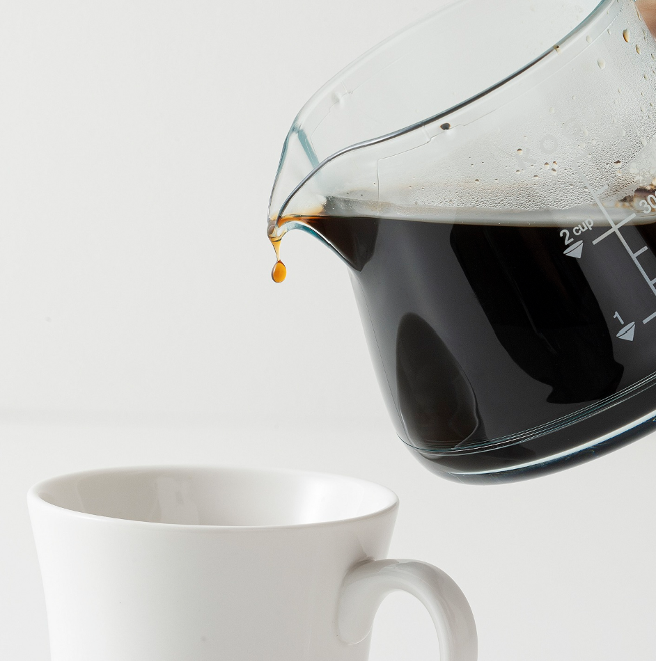 縮圖：Kogu 輕量樹脂咖啡壺手持示意圖