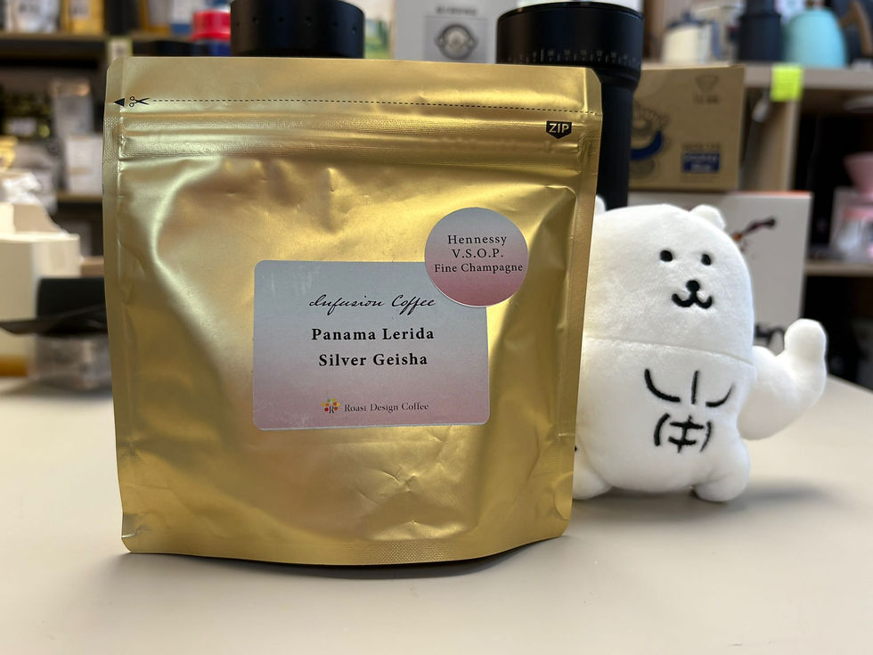 金色包裝的Roast Design Coffee Panama Lerida Silver Geisha精品咖啡豆，旁邊擺放白色吉祥物