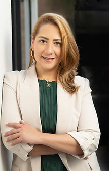 Mi misión es clara: acompañar y sostener a toda mujer que se siente prisionera en su propio cuerpo, que lo rechaza y cree que solo podrá ser feliz cuando lo cambie.
Mi propósito es llegar a corazones reales, dispuestos a soltar todo aquello que los apaga. Estoy aquí para guiarte en un camino que ya transité, y que hoy conozco desde la experiencia y la compasión. Te acompaño a iniciar una nueva etapa: una vida más placentera, alineada con tu merecimiento, en la que tú seas la verdadera protagonista.
Es momento de detener el autojuicio destructivo que nos ha limitado por años y de liberar las creencias que nos mantienen en lucha constante con nuestro cuerpo – una lucha que ningún método externo podrá resolver, sino que incluso puede reforzarla.
Te propongo hacer juntas un trabajo interno profundo, que te permita reconectar con tu poder y vivir con más presencia en cada uno de tus roles: como profesional, pareja, hija, hermana, madre y/o amiga.
Vayamos al origen del dolor que hemos silenciado durante años, para desde ahí, empoderarnos de forma real y sin clichés. “Basta de permanecer en círculos que nos apagan, de compararnos obsesivamente, de conformarnos y de buscar validación en los demás. Ha llegado la hora de dejar de ponerte en último lugar y empezar a elegirte a ti misma en cada decisión.”