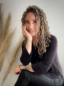 Después de haber pasado por un corazón roto donde me sentí desvalorizada, rechazada, abandonada y traicionada decidí tomar las riendas de mi vida y enfocarme en sanar, pero sobretodo en reencontrarme conmigo misma y volver a ser feliz, volver a sentir paz y así poder callar todas esas voces en mi cabeza que lograban sabotearme en cada ámbito de mi vida. Esto me llevaba a sentir que no encajaba con nada ni con nadie, no encontraba mi propósito de vida y por consecuencia no tenía nada para aportar al mundo.
En mi camino en busca de la sanación aprendí a valorar y vivir en el momento presente, he logrado expandir mi consciencia, conecté con mi espiritualidad y esto me ha llevado a dar tantos saltos cuánticos estos últimos años que hoy me llevan a sentirme plenamente feliz; aprendí a aceptarme, valorarme y amarme tal como soy a través de la autocompasión, de romper con paradigmas y creencias limitantes. Hoy creo completamente en mí, en mi intuición y en mi capacidad de merecimiento que me han llevado a manifestar cosas maravillosas en mi vida.