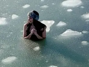 woman in ice-cold water applying the soeberg principle