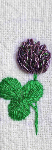 Vezen cvet detelje izdelan z bombažnimi in kovinskimi žicami