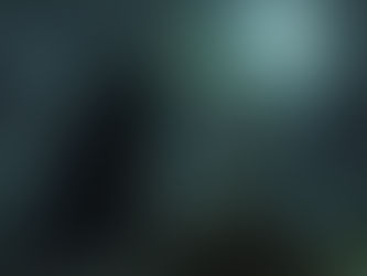 Ein Nekromant holt einen Toten aus seinem Grab