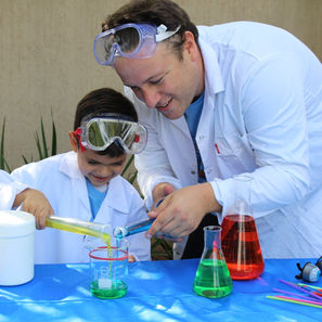 הפרופסור המפוזר עושה שיקויים עם ילדים בימי הולדת