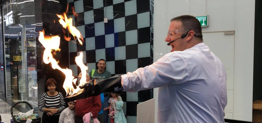 הפרופסור המפוזר במופע אש באושילנד