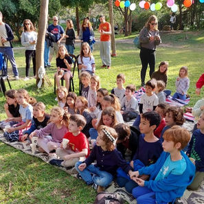 ילדים צופים במופע של הפרופסור המפוזר