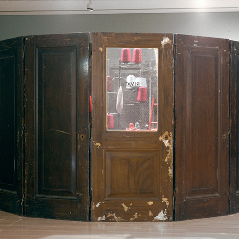 Zetaesse. Matteo Piccioni. Teatro della solitudine e dell'intimismo, ma anche di rapporti familiari e amorosi traumatici e difficili, spesso è nelle stanze che si consumano le distanze