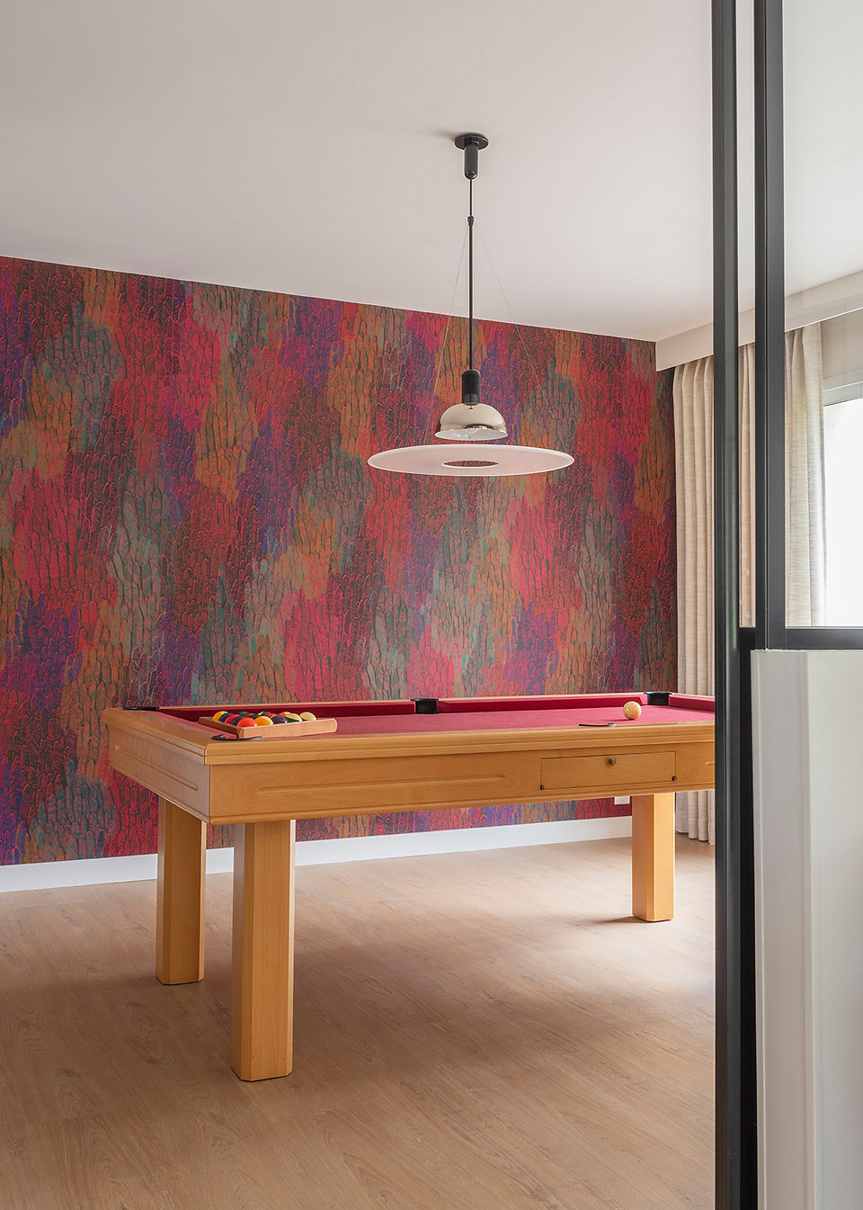 espace billard avec papier peint plumage