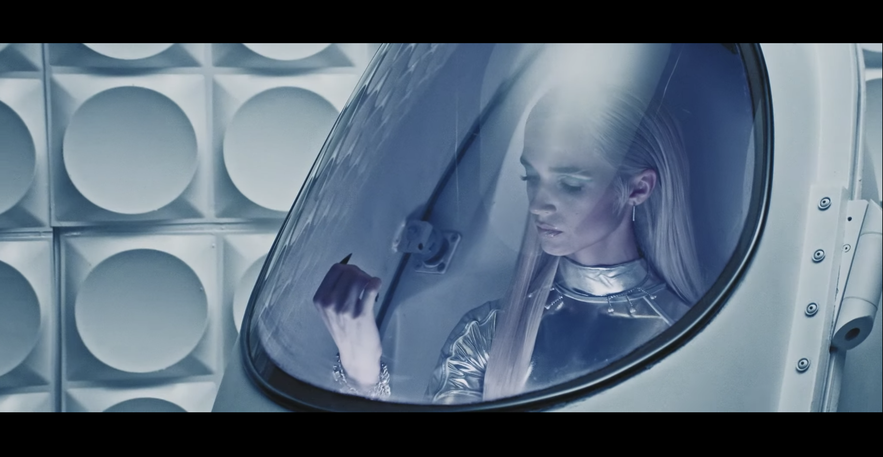 Fill the crown. Сериал корона клер фой бриллиантовое ожерелье. Клэр фой корона. Фильм корона нетфликс. The crown сериал постер.