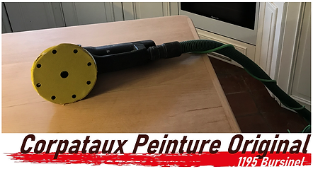 Ponçage à blanc d'un plan de travail de cuisine avant le vernis.