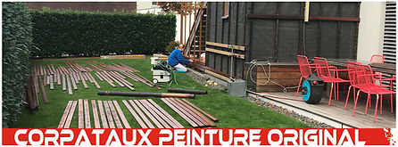 Repose de planches d'une copropriété rénovée en atelier.